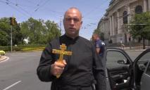 Нарядился как священник: в Болгарии пророссийский политик «напал» на кортеж Зеленского (ВИДЕО)