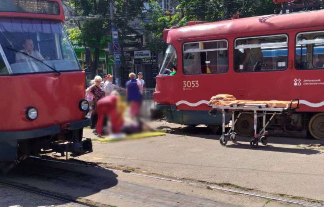 Новости Днепра про У Дніпрі на проспекті Лесі Українки жінка потрапила під колеса трамваю