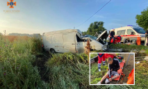 Возле Пятихаток водитель микроавтобуса не справился с управлением и съехал в кювет: его доставали спасатели