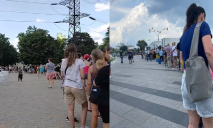 В Днепре в парке выстроилась километровая очередь за бесплатной пиццей (ФОТО, ВИДЕО)