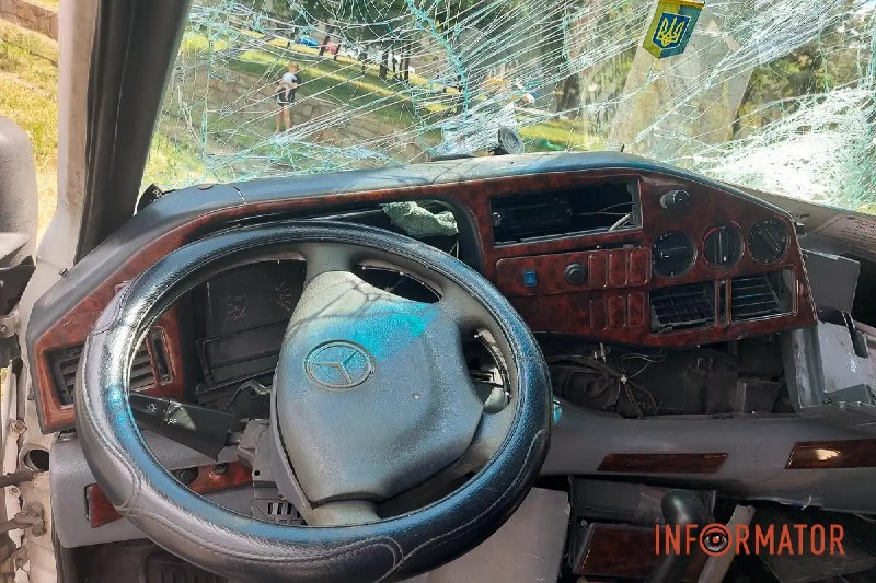 Новости Днепра про У Дніпрі маршрутка №77 з пасажирами врізалася в стовп: водію стало зле за кермом