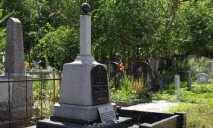 В Днепре с кладбища украли мраморный столик и розы на могиле
