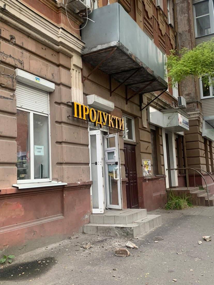 Новости Днепра про В Днепре на просп. Леси Украинки на тротуар упал кусок балкона (ФОТО)