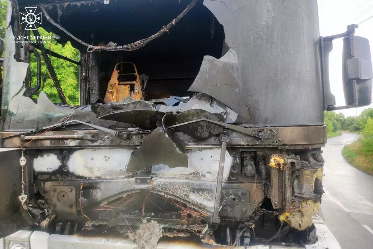 Новости Днепра про На Дніпропетровщині під час руху загорілася кабіна фури: що з водієм