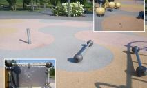 Обрисовывают, воруют, ломают: в Днепре вандалы «добрались» к детской площадке в Прибрежном