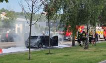 В Днепре на Набережной Победы на ходу загорелся электромобиль