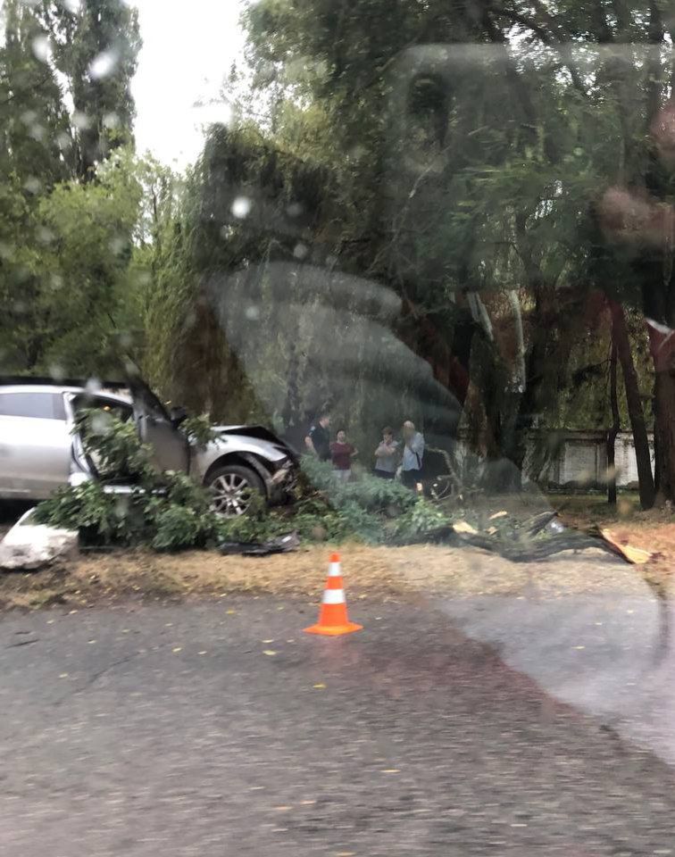 Новости Днепра про У Дніпрі на вулиці Електричній автівка врізалася в дерево (ФОТО)