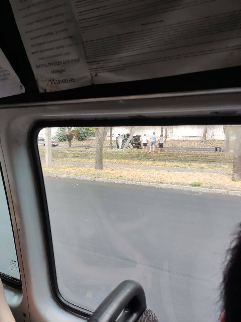 Новости Днепра про Постраждав пасажир: у Дніпрі посеред дороги перекинувся мікроавтобус (ВІДЕО)