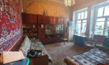 Сколько стоят квартиры в старых домах в центре Днепра: с мебелью и в бабушкиных коврах (ФОТО)