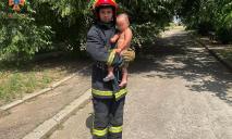 У Дніпропетровській області 2-річний малюк зачинився в квартирі, поки мама відійшла