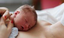 На Дніпропетровщині в кареті “швидкої” народилася дитина: що з мамою та немовлям