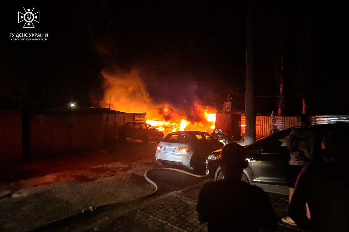 Новости Днепра про В Днепре на автостоянке произошел масштабный пожар: 8 авто уничтожено, еще 7 повреждено (ФОТО)