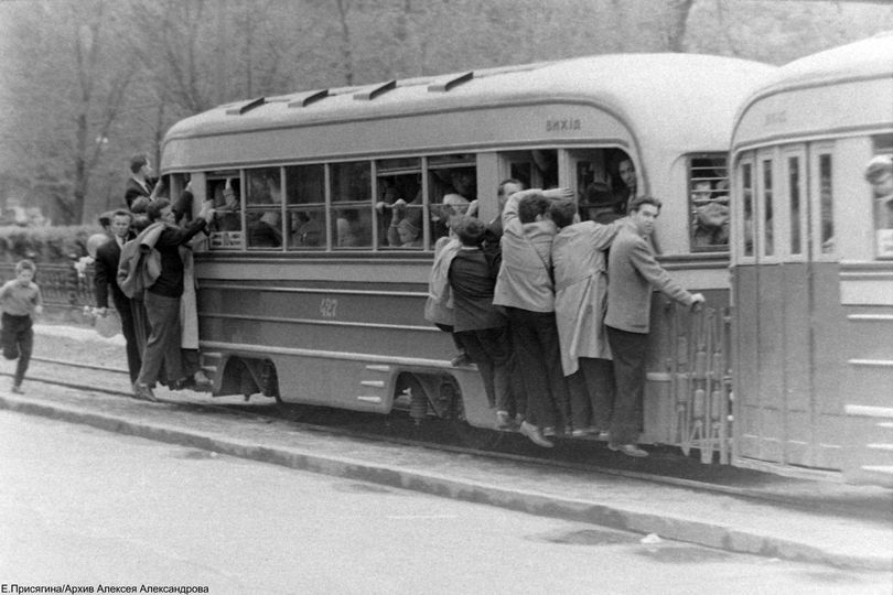 Новости Днепра про Как ездили в общественном транспорте Днепра 50 лет назад: «зацеперы» и езда с открытыми дверями (ФОТО)
