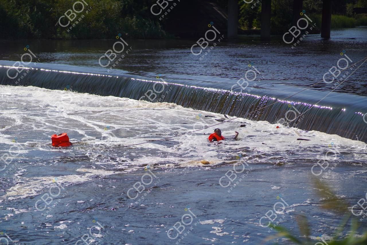 Новости Днепра про В Кривом Роге в реке, где утонула спасавшая своего сына женщина, под водой снова ищут ребенка