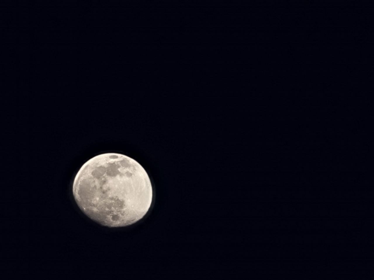 Новости Днепра про Над Дніпром зійшов блакитний Місяць: вражаючі фото найбільшої повні року