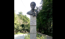 В Днепре вандалы разрисовали свастиками памятник Кротову