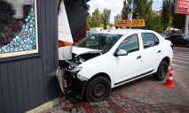 Водителю стало плохо: в Днепре на Донецком шоссе учебное авто врезалось в магазины