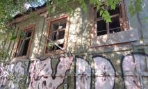 У Дніпрі на Виконкомівській руйнується старовинний будинок: вікна забиті дошками та майже немає даху (ФОТО)