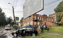74-річний водій поїхав на “червоний”: у центрі Дніпра зіткнулися Volkswagen та Mitsubishi