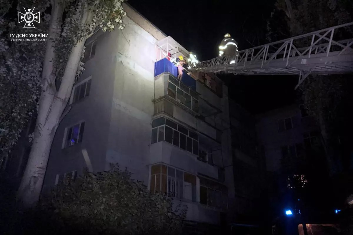 Новости Днепра про В Никополе женщина застряла на балконе 5-го этажа (ФОТО)