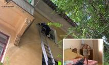 У Жовтих Водах 2-річна дівчинка опинилася у пастці у власній квартирі: мама викликала рятувальників