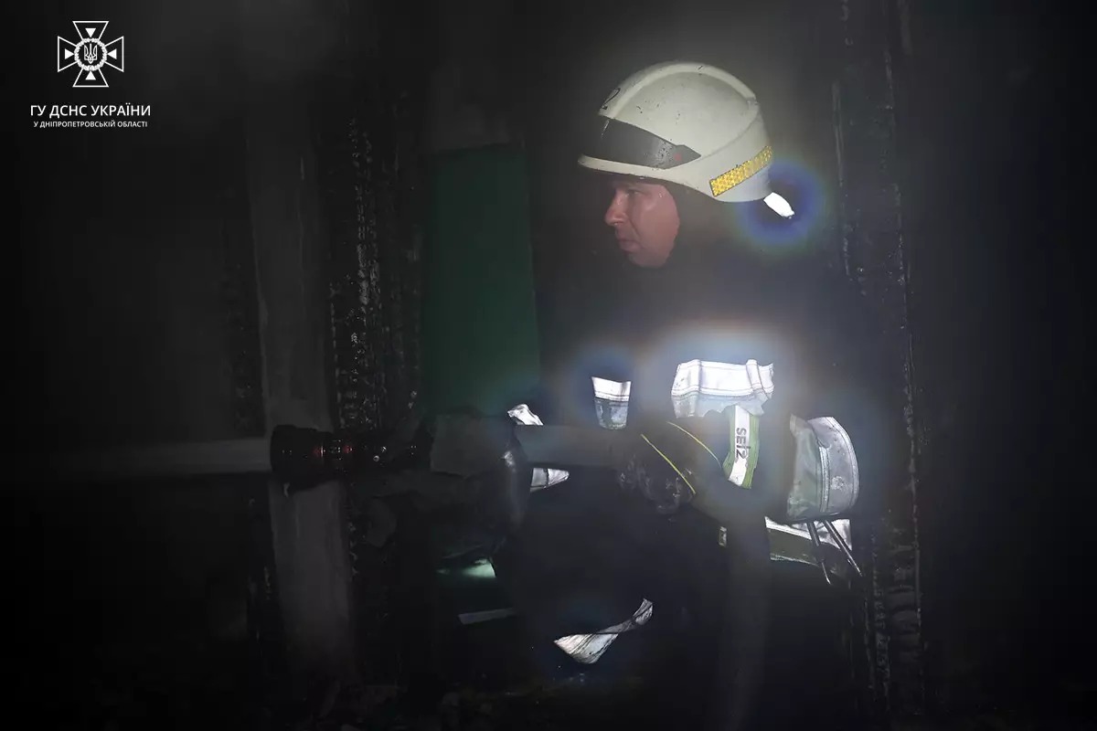 Новости Днепра про У Дніпрі 17 рятувальників гасили пожежу у багатоповерхівці на Надії Алексєєнко: що відомо (ВІДЕО)