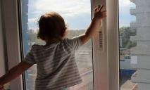На Дніпропетровщині 3-річна дитина випала з вікна: обперлася на москітну сітку