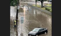 Через сильний дощ у Дніпрі затопило кілька вулиць (ВІДЕО)