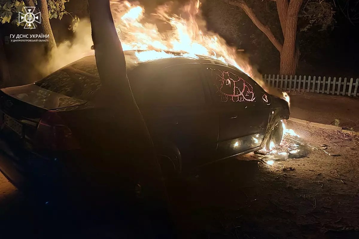 Новости Днепра про У Дніпрі вночі спалахнув Chevrolet (ФОТО, ВІДЕО)