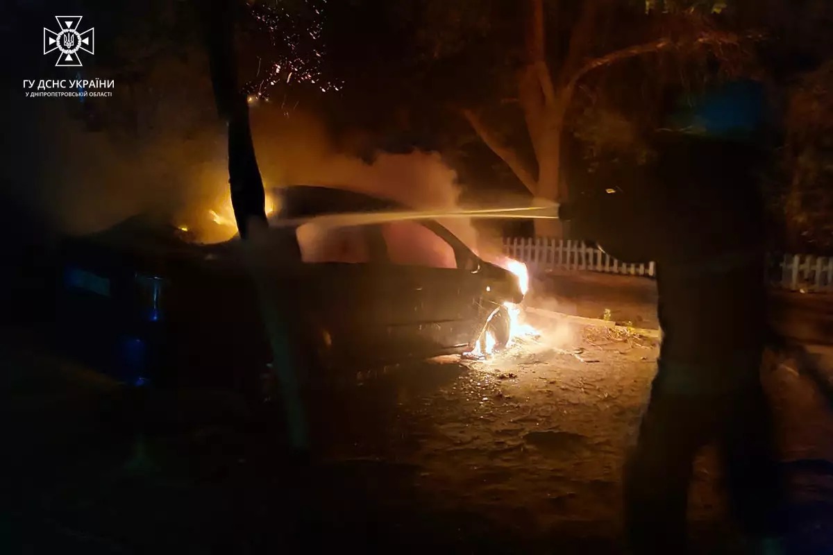 Новости Днепра про У Дніпрі вночі спалахнув Chevrolet (ФОТО, ВІДЕО)