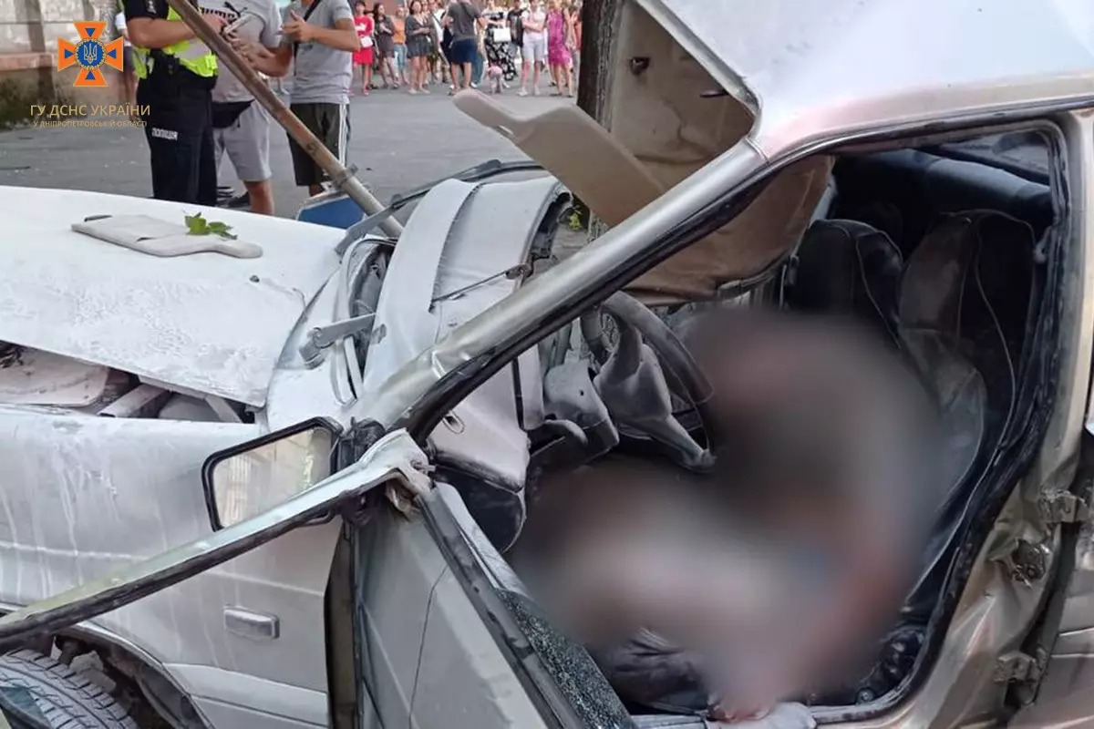 Новости Днепра про У Кривому Розі водій не впорався з керуванням та врізався в дерево: він загинув