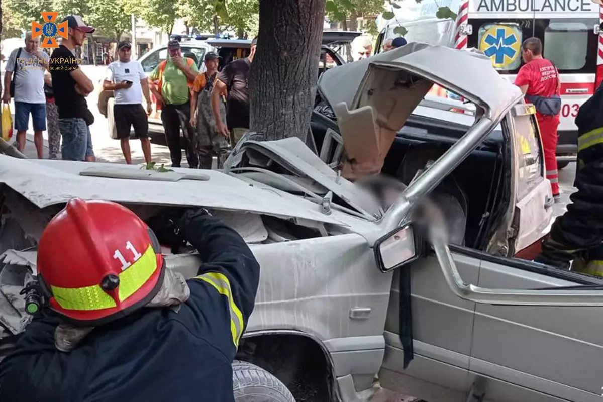 Новости Днепра про У Кривому Розі водій не впорався з керуванням та врізався в дерево: він загинув