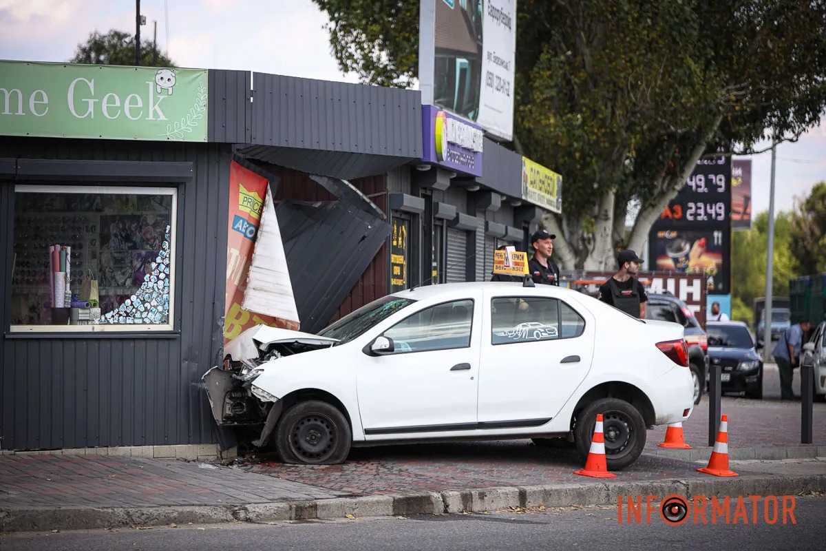 Новости Днепра про Водителю стало плохо: в Днепре на Донецком шоссе учебное авто врезалось в магазины