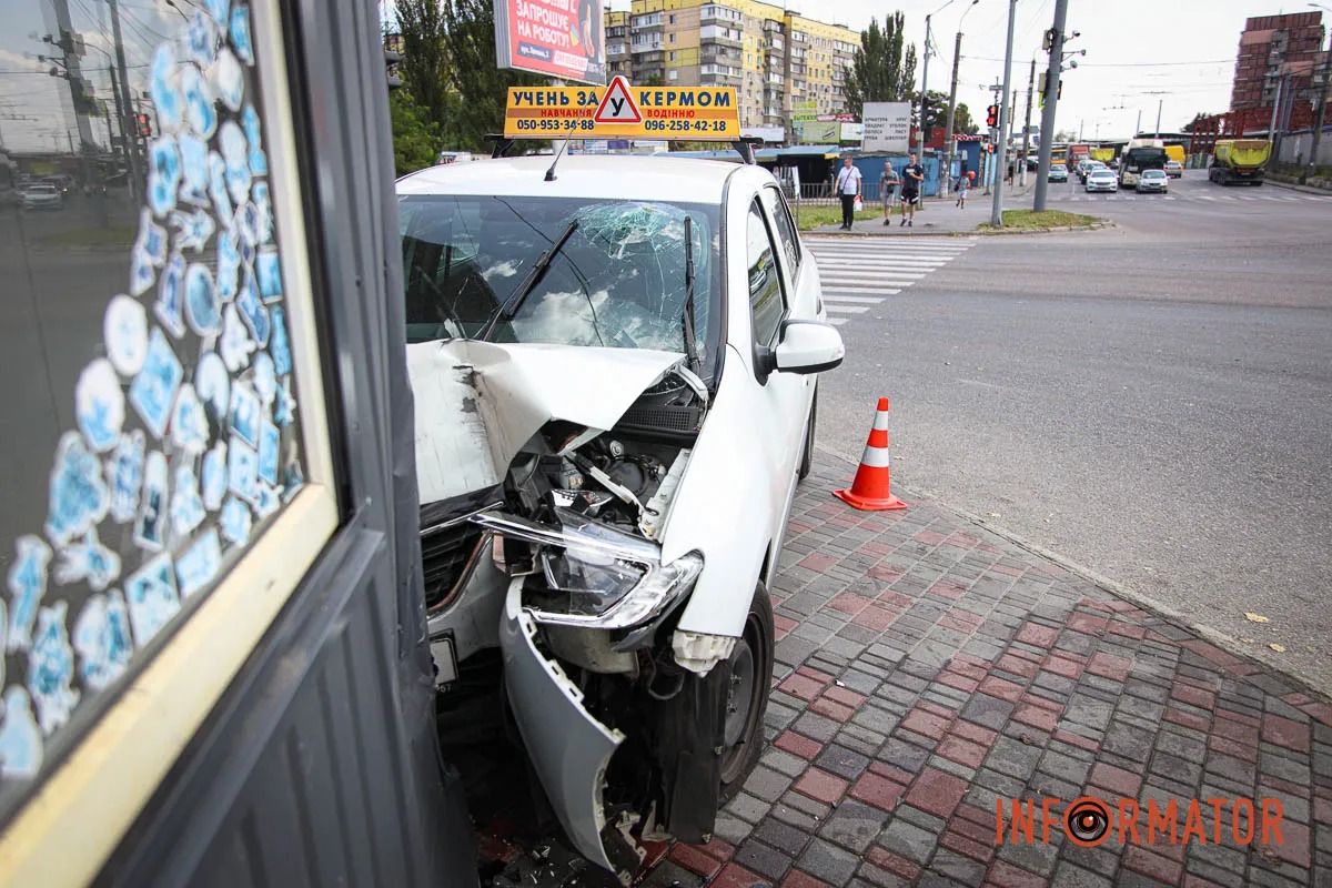 Новости Днепра про Водителю стало плохо: в Днепре на Донецком шоссе учебное авто врезалось в магазины