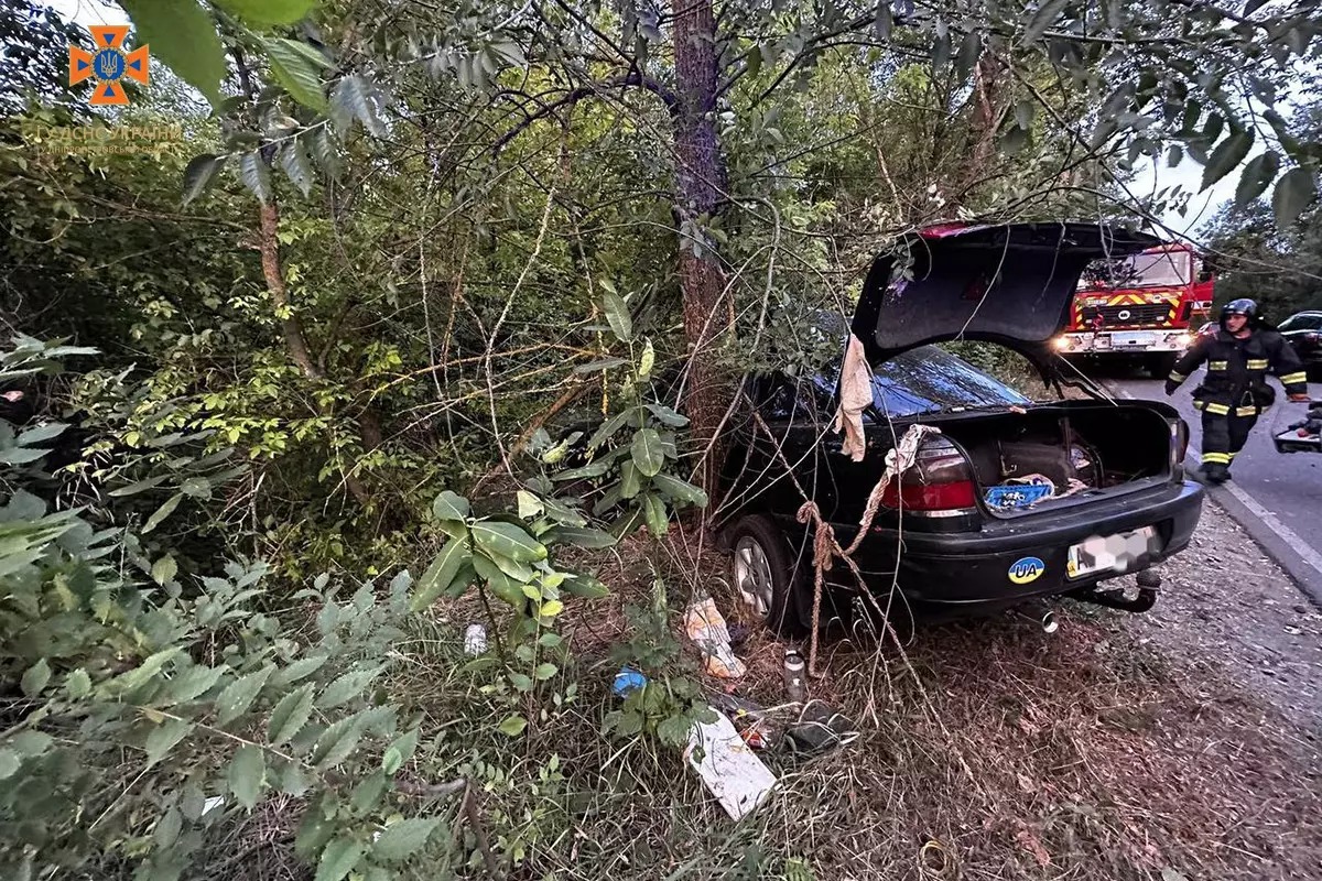 Новости Днепра про У Дніпровському районі Opel врізався в дерево: водія затиснуло всередині легковика