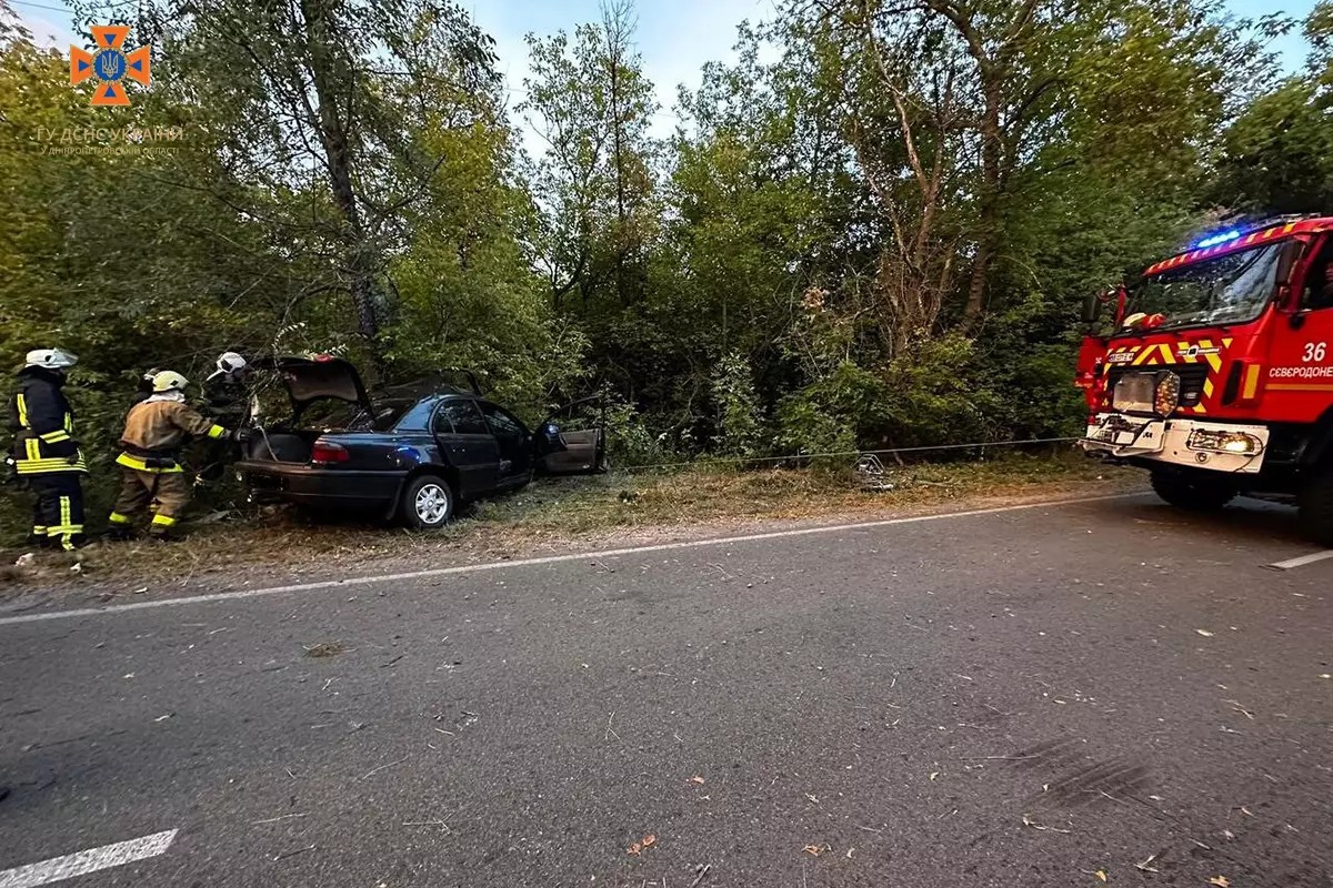 Новости Днепра про У Дніпровському районі Opel врізався в дерево: водія затиснуло всередині легковика