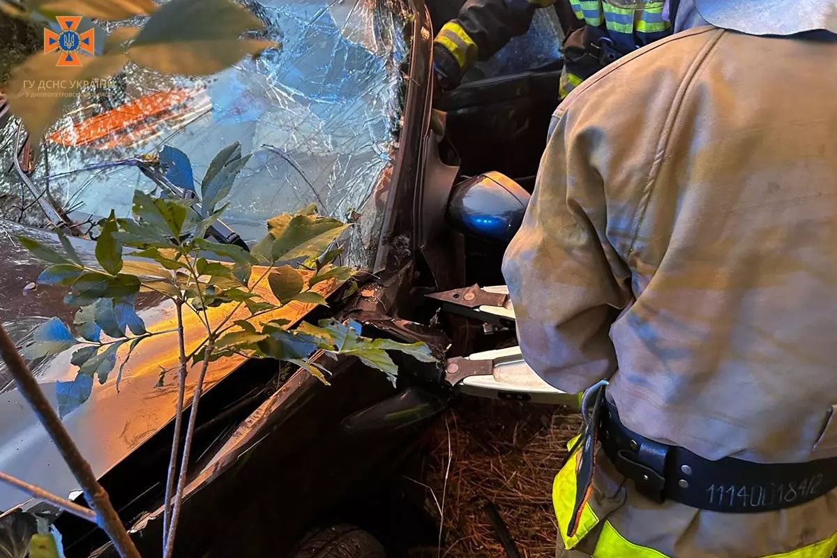 Новости Днепра про У Дніпровському районі Opel врізався в дерево: водія затиснуло всередині легковика