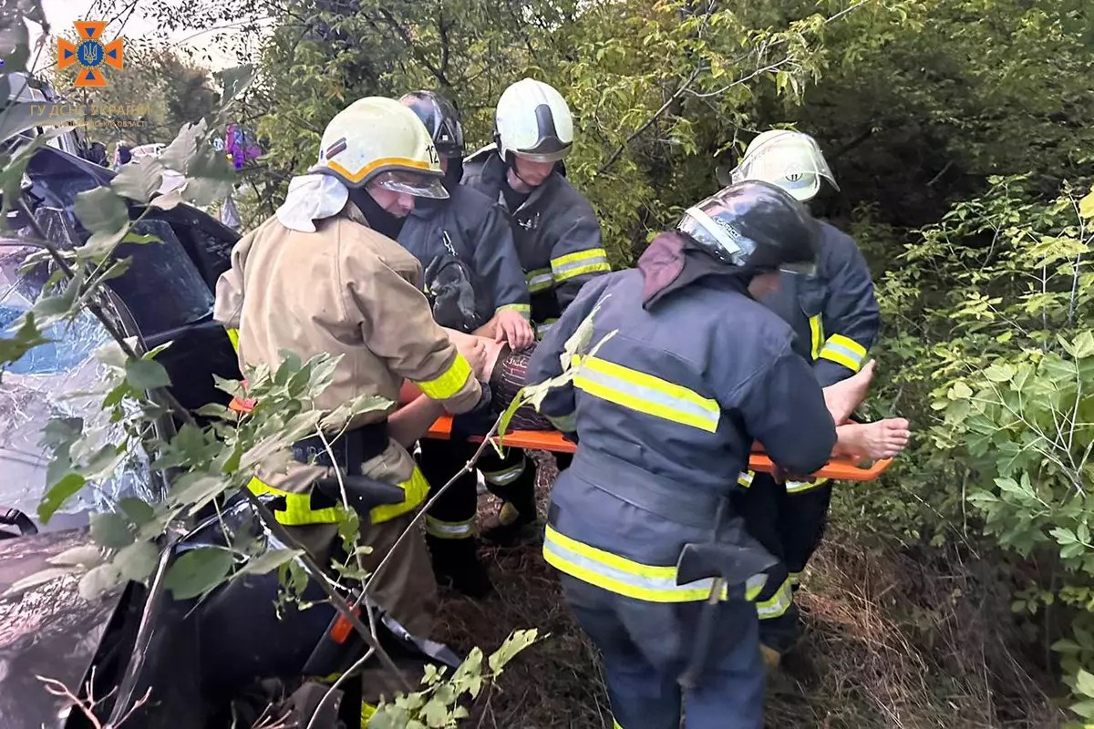 Новости Днепра про У Дніпровському районі Opel врізався в дерево: водія затиснуло всередині легковика