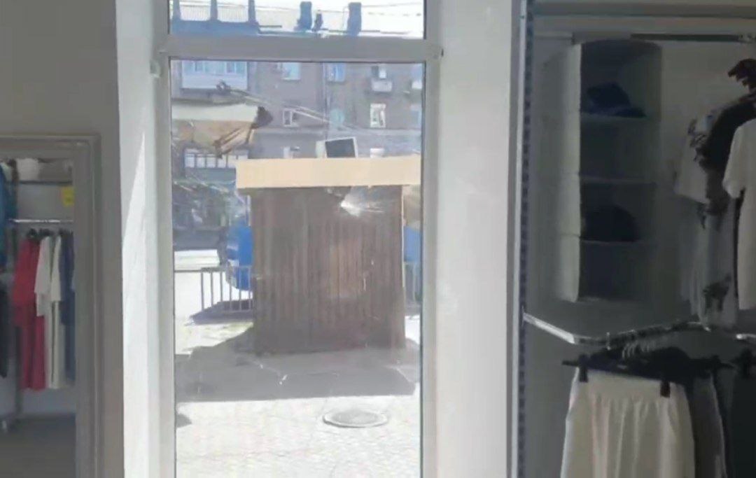 Новости Днепра про Ракети втретє пошкодили магазин одягу в Дніпрі: містяни розповіли про атаку