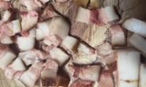 У Дніпрі на стихійному ринку продають сало, яке кишить черв’яками