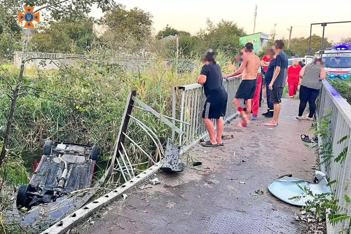 Новости Днепра про У Дніпрі автівка впала в річку: постраждали дорослі і діти