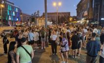 Сотни людей кричали «горько»: ситуация с девушкой, на днях стоящей в центре Днепра, вышла из-под контроля