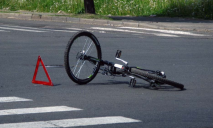 У центрі Дніпра водій Hyundai збив велосипедиста: поліція розшукує свідків