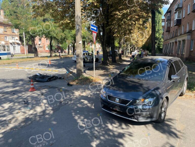 Новости Днепра про На Дніпропетровщині мотоцикл на швидкості врізався в авто: постраждала дитина
