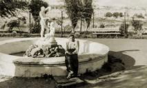 Як сьогодні виглядає покинутий фонтан зі зниклими статуями у парку Шевченка (ФОТО)