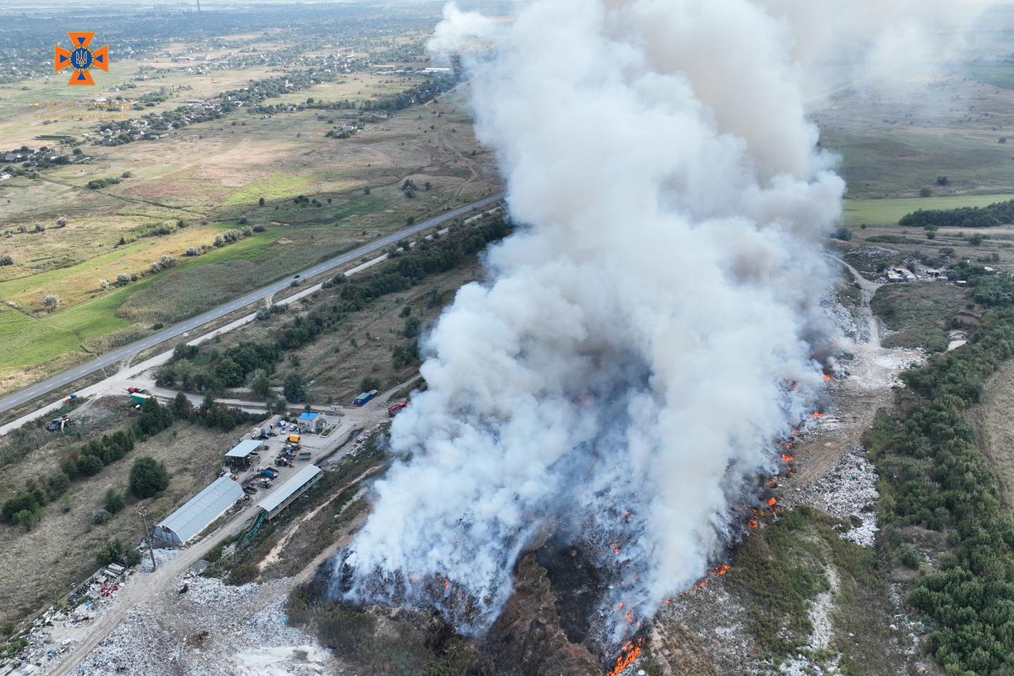 Новости Днепра про На Дніпропетровщині палає сміттєвий полігон: подробиці від рятувальників (ФОТО)