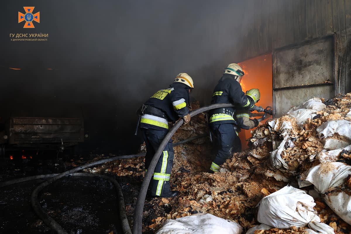 Новости Днепра про У Дніпрі на Ударників спалахнула масштабна пожежа: гасили 35 рятувальників (ФОТО, ВІДЕО)
