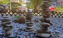 Камені з’єднані монтажною піною: у Дніпрі з’явився імпровізований японський сад