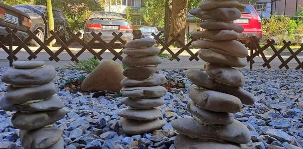 Камни соединены монтажной пеной: в Днепре появился импровизированный японский сад