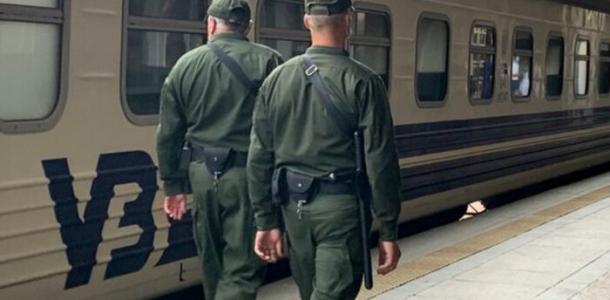 Курсируют через Днепр, Киев, Львов: “Укрзалізниця” увеличивает количество поездов, где будет военизированная охрана